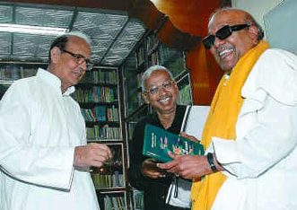 வி.பி. சிங் மற்றும் கி. வீரமணியுடன் கலைஞர் கருணாநிதி